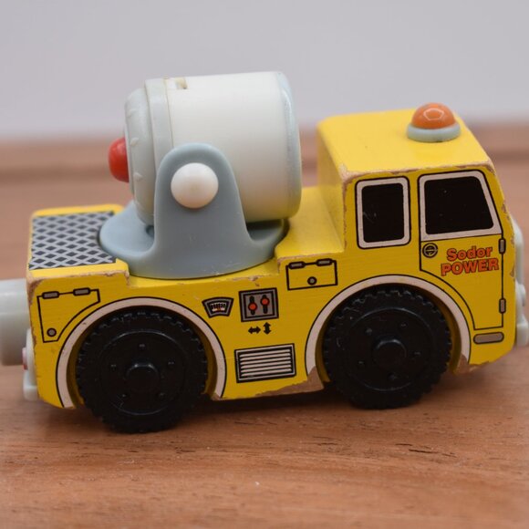 Spotlight Lorry and Cherry Picker Thomas and Friends Wooden Railway Engine Train - Picture 6 of 9